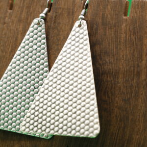 Aretes Triangulares Con Textura De Puntos (ligeros)